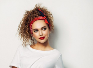 Cabelo Cacheado: Inspiração de penteados fáceis