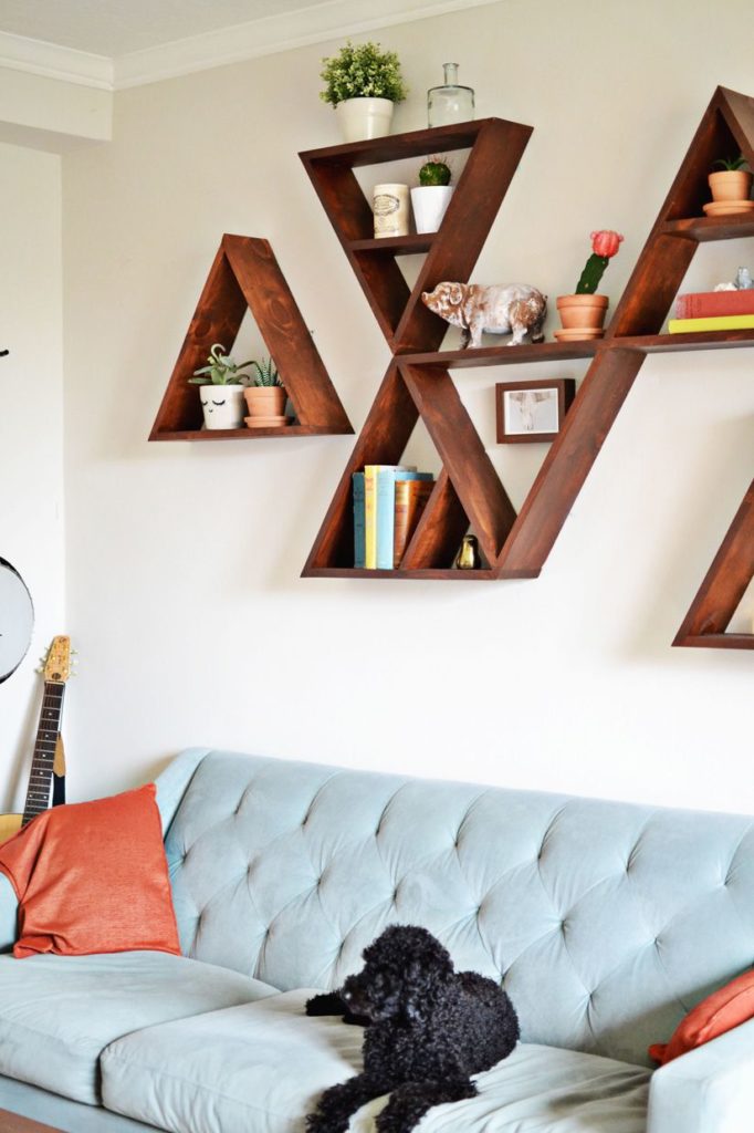 estantes geométricas usadas para decorar sala de estar