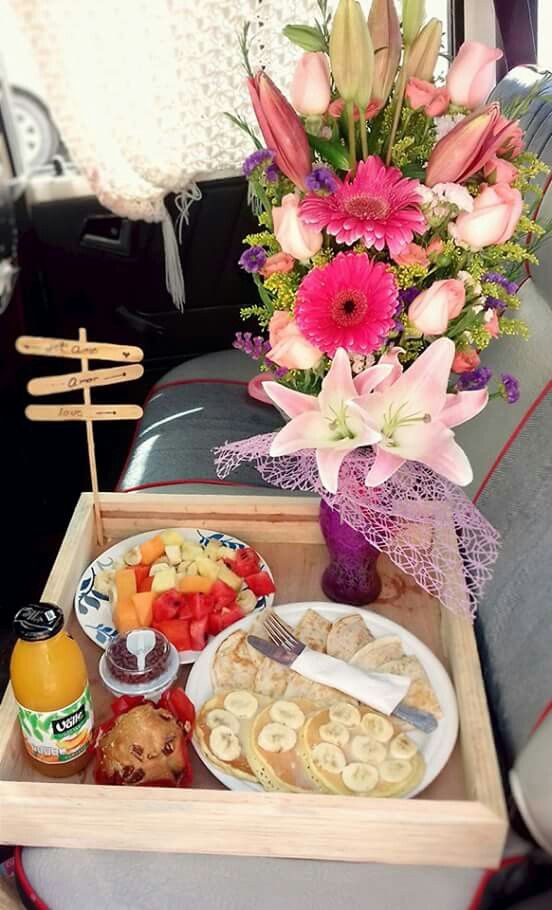 cafe da manha na cama e flores - ideia de presente para o dia dos namorados