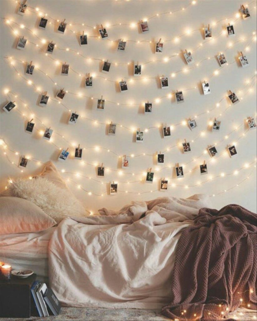 decoração no quarto com fotos e luzes