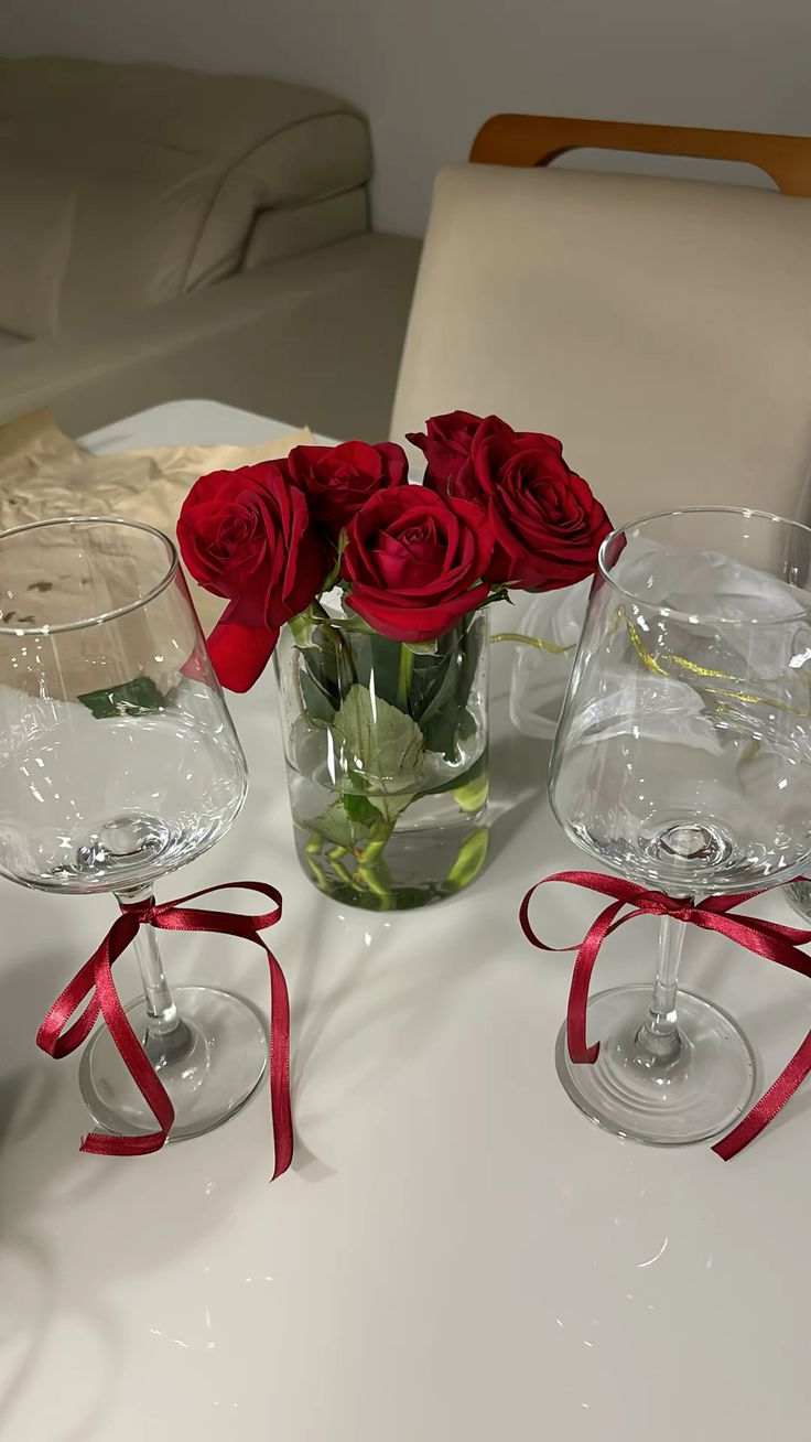 Arranjo de flores na decoração da mesa da noite romântica de dia dos namorados