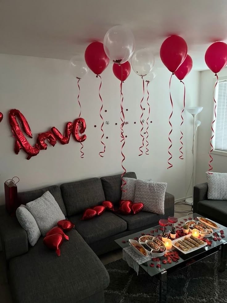 Use balões no teto para decorar o ambiente no jantar de dia dos namorados