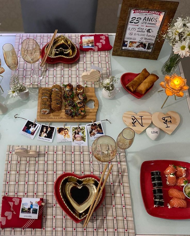 Use fotos na decoração da mesa de jantar de dia dos namorados