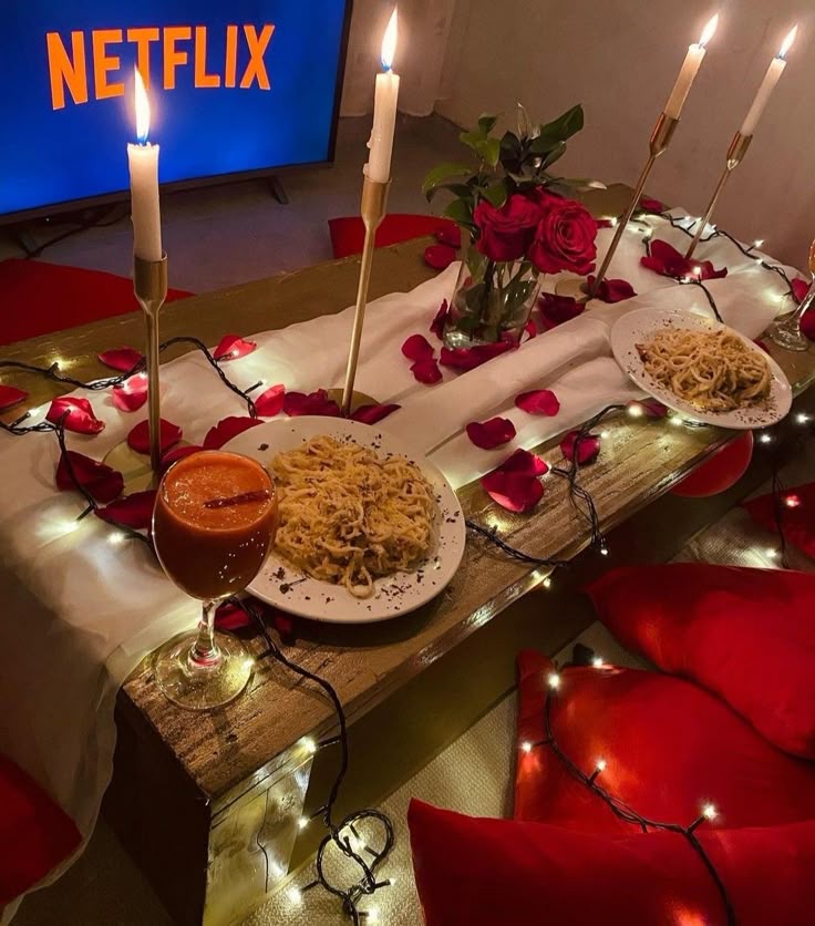 Inspiração de Jantar de dia dos namorados decorado com luzes de led pisca-pisca