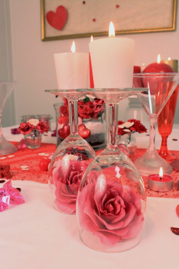 Decoração de Jantar de dia dos namorados - mesa românticas decorada com taça e rosas