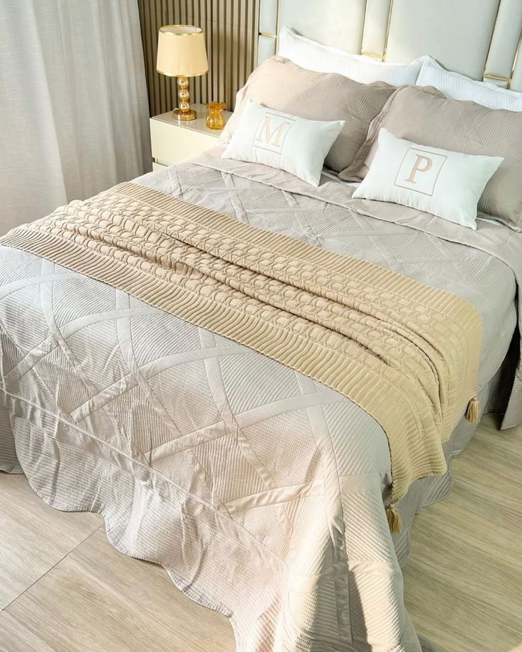 Manta piseira na cama, decoração da amazon